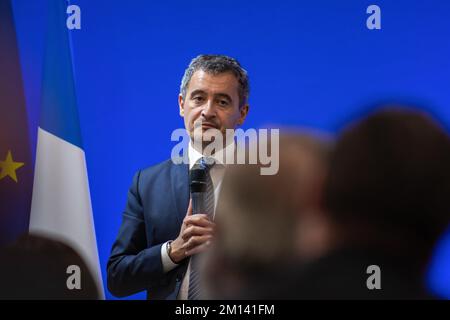 Sollies Pont, France. 09th décembre 2022. Gerald Darmanin, ministre de l'intérieur et des territoires d'outre-mer, prend la parole au cours de la réunion. Gerald Darmanin rencontre à Sollies-Pont (Var) les membres de l'association des maires du Var et les élus locaux pour lancer la grande concertation relative à la création de 200 brigades de Gendarmerie nationale sur l'ensemble du territoire national. (Photo de Laurent Coust/SOPA Images/Sipa USA) crédit: SIPA USA/Alay Live News Banque D'Images