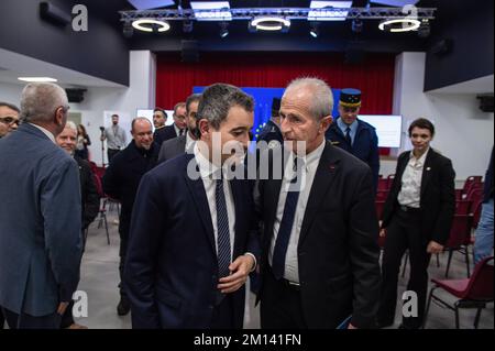 Sollies Pont, France. 09th décembre 2022. Gerald Darmanin (L) Ministre de l'intérieur et des territoires d'outre-mer s'entretient avec Hubert Falco, maire de Toulon (R). Gerald Darmanin rencontre à Sollies-Pont (Var) les membres de l'association des maires du Var et les élus locaux pour lancer la grande concertation relative à la création de 200 brigades de Gendarmerie nationale sur l'ensemble du territoire national. (Photo de Laurent Coust/SOPA Images/Sipa USA) crédit: SIPA USA/Alay Live News Banque D'Images