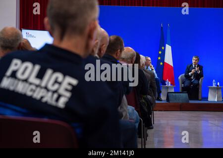 Sollies Pont, France. 09th décembre 2022. Un policier avec « police municipale » écrit sur son dos assiste à la réunion. Gerald Darmanin rencontre à Sollies-Pont (Var) les membres de l'association des maires du Var et les élus locaux pour lancer la grande concertation relative à la création de 200 brigades de Gendarmerie nationale sur l'ensemble du territoire national. Crédit : SOPA Images Limited/Alamy Live News Banque D'Images