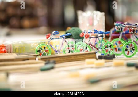 Une pièce de démonstration de jouets à cycle de couleur vert faite à la main avec des jouets en aluminium pour enfants en couleur verte vendant dans le marché, la foire, le centre commercial, ou le magasin Banque D'Images