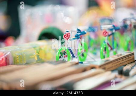 Une pièce de démonstration de jouets à cycle de couleur vert faite à la main avec des jouets en aluminium pour enfants en couleur verte vendant dans le marché, la foire, le centre commercial, ou le magasin Banque D'Images