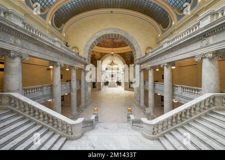 Escaliers intérieurs et rotonde du bâtiment du Capitole de l'État de l'Utah, au 350 State Street à Salt Lake City, Utah Banque D'Images