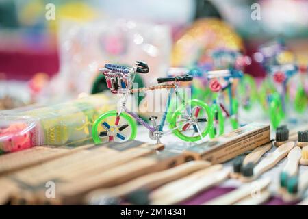 Une pièce de démonstration de jouets à cycle de couleur vert faite à la main avec des jouets en aluminium pour enfants en couleur verte vendant dans le marché, la foire, le centre commercial, ou le magasin Banque D'Images