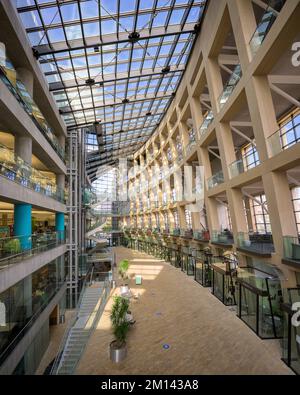 Atrium intérieur du hall à l'intérieur de la bibliothèque publique moderne de Salt Lake City, dans le centre-ville de Salt Lake City, Utah Banque D'Images