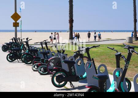 Veo et Lyft vélos électriques garés près de la plage entre Venice Beach et Santa Monica Banque D'Images