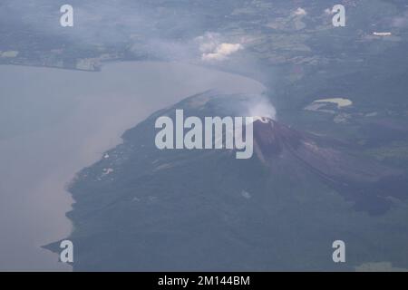 Vue aérienne du volcan Momotombo au Nicaragua Banque D'Images