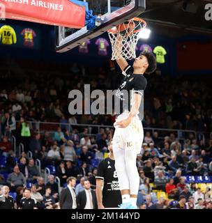 Sabadell, Barcelone, Espagne. 9th décembre 2022. Barcelone Espagne 09.12.2022 Zaccharie Risacher (LDLC Asvel Villeurbanne) contrôle le ballon pendant le match de basket-ball EuroLeague entre le FC Barcelone et LDLC Asvel Villeurbanne au Palau Blaugrana sur 09. Décembre 2022 à Barcelone. (Credit image: © Xavi Urgeles/ZUMA Press Wire) Credit: ZUMA Press, Inc./Alamy Live News Banque D'Images