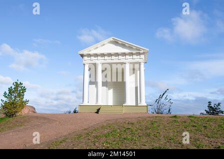 VYBORG, RUSSIE - 04 OCTOBRE 2018 : vue sur le pavillon 'Temple de Neptune' dans le parc-domaine 'mon repos' par une journée ensoleillée d'octobre Banque D'Images