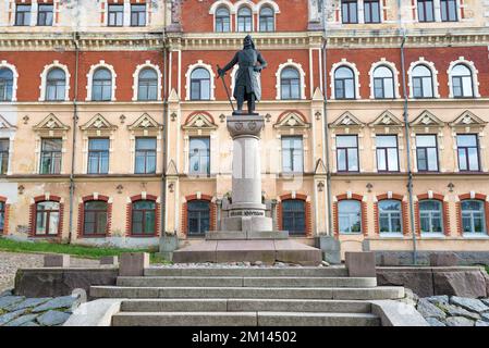 VYBORG, RUSSIE - 04 OCTOBRE 2018 : monument du fondateur du château de Vyborg de Torgils Knutsson sur le fond de la construction de l'ancien Banque D'Images