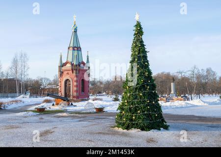 KRONSHTADT, RUSSIE - 18 JANVIER 2022 : arbre du nouvel an et chapelle des saints apôtres Pierre et Paul, dans l'après-midi de janvier. Territoire de l'Amirauté Banque D'Images