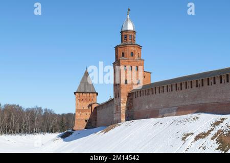 Les tours de Kokuy et Pokrovskaya le jour ensoleillé de mars. Kremlin de Veliky Novgorod. Russie Banque D'Images