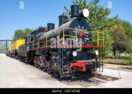 TACHKENT, OUZBÉKISTAN - 04 SEPTEMBRE 2022 : ancienne locomotive à vapeur soviétique de la série UE (type E, renforcée) dans le musée du transport ferroviaire Banque D'Images