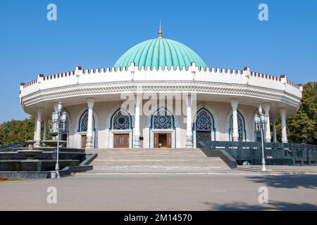 TACHKENT, OUZBÉKISTAN - 17 SEPTEMBRE 2022 : la construction du musée de l'Amir Timur (musée du Timurid) le jour ensoleillé de septembre Banque D'Images