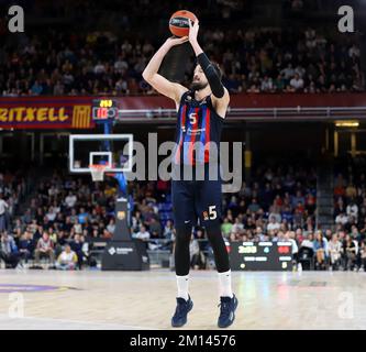 Sabadell, Barcelone, Espagne. 9th décembre 2022. Barcelone Espagne 09.12.2022 Sertac Sanli (FC Barcelone) contrôle le ballon lors du match de basket-ball EuroLeague entre le FC Barcelone et LDLC Asvel Villeurbanne au Palau Blaugrana sur 09. Décembre 2022 à Barcelone. (Credit image: © Xavi Urgeles/ZUMA Press Wire) Credit: ZUMA Press, Inc./Alamy Live News Banque D'Images