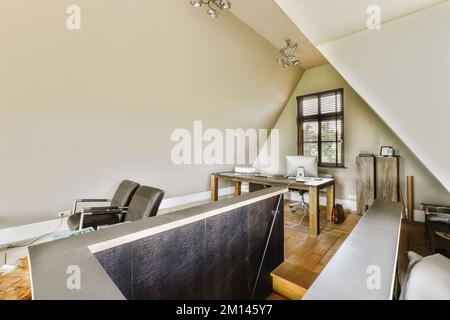 Fragment de l'intérieur de la lumière étroite cuisine maison avec mobilier de style minimaliste avec évier et cuisinière Banque D'Images