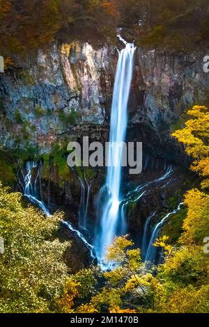 Vue panoramique sur les chutes de Kegon à l'automne à Nikko Japon au crépuscule Banque D'Images