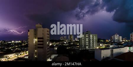 Marilia, Sao Paulo, Brésil. 09 décembre 2022 les nuages de pluie chargés de foudre et de foudre arrivent dans la ville de Marília, dans le centre-ouest de la régio Banque D'Images