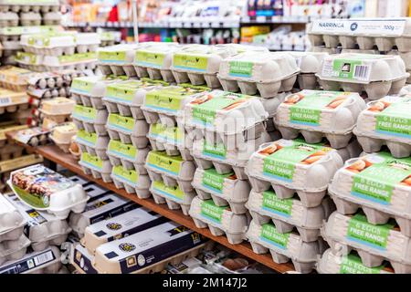 Oeufs frais de gamme libre dans des boîtes en carton à vendre dans un supermarché australien Banque D'Images