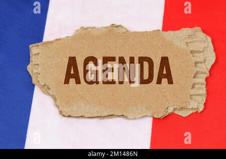 Concept commercial et financier. Sur le fond du drapeau français se trouve le carton avec l'inscription - ORDRE DU JOUR Banque D'Images