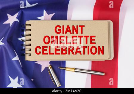 Vacances aux États-Unis. Sur le fond du drapeau américain se trouve le carton avec l'inscription - CÉLÉBRATION DE L'OMELETTE GÉANTE Banque D'Images