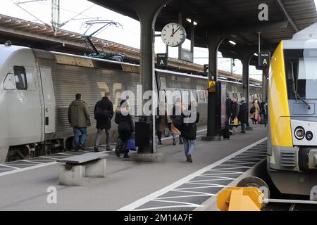 Göteborg, Suède - 30 novembre 2022: Les passagers à une plate-forme avec des trains à grande vitesse et de banlieue à la gare centrale de Gothenburg. Banque D'Images