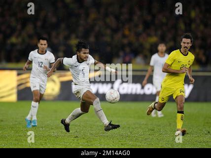 Kuala Lumpur, Malaisie. 09th décembre 2022. Tes Sambath du Cambodge (L) et David William Rowley de la Malaisie en action pendant le match international de niveau 1 entre la Malaisie et le Cambodge au Stade National Bukit Jalil. Score final; Malaisie 4:0 Cambodge crédit: SOPA Images Limited/Alay Live News Banque D'Images