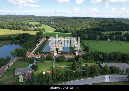 Une vue aérienne du château de Hluboka dans le château d'État de Hlubok, tchèque avec des prairies verdoyantes Banque D'Images