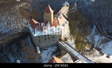 Un drone survolez le château de Veveri avec des arbres forestiers à Brno, Tchéquie et des routes enneigées Banque D'Images