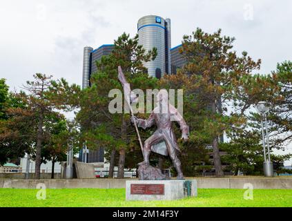 Le siège social mondial de General Motors (GM) et le Renaissance Centre à Hart Plaza, avec la statue d'Antoine de la Mothe Cadillac en premier plan. Banque D'Images