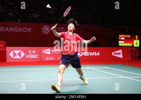 Bangkok, Thaïlande. 10th décembre 2022. Chen Yufei, de Chine, revient à Yamaguchi Akane, du Japon, lors d'un match semi-final féminin à la finale du BWF World Tour 2022 à Bangkok, en Thaïlande, le 10 décembre 2022. Crédit: Wang Teng/Xinhua/Alay Live News Banque D'Images