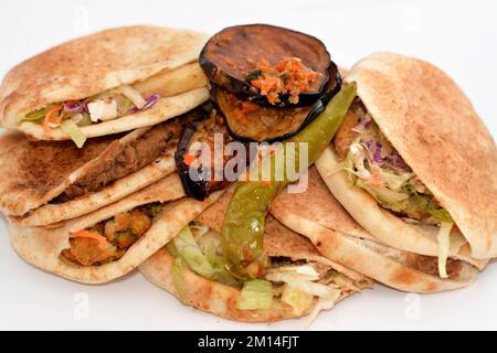 Aubergines sautées au vinaigre, poivrons verts, sandwichs traditionnels égyptiens pour le petit-déjeuner de la rue avec des fèves de fava écrasées, boulettes de falafel croustillantes frites, frie française Banque D'Images