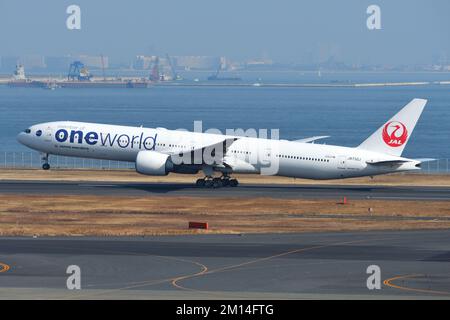 Tokyo, Japon - 12 janvier 2020: Japan Airlines (JAL) oneworld Livery Boeing B777-300ER (JA732J) avion passager. Banque D'Images