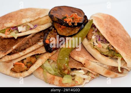 Aubergines sautées au vinaigre, poivrons verts, sandwichs traditionnels égyptiens pour le petit-déjeuner de la rue avec des fèves de fava écrasées, boulettes de falafel croustillantes frites, frie française Banque D'Images