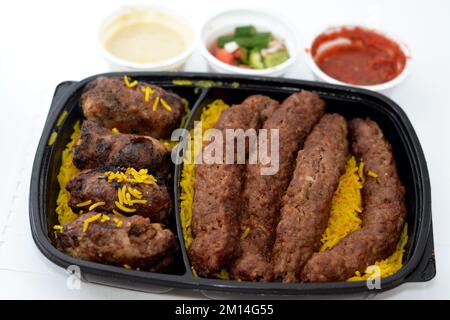 Cuisine arabe nourriture traditionnelle bœuf Kofta, kebab et tarb kofta shish qui est la viande hachée avec le riz Basmati, grillades orientales viande de la nourriture W Banque D'Images