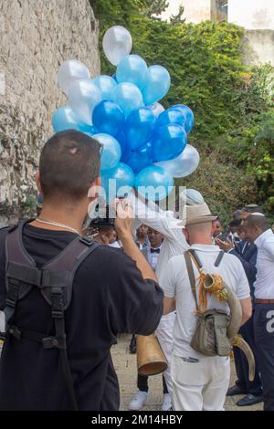 10 Nov 2022 le photographe officiel et les musiciens à une célébration de Bar Mitzvah près de la porte de Jaffa comme la fête fait son chemin au mur occidental et Banque D'Images