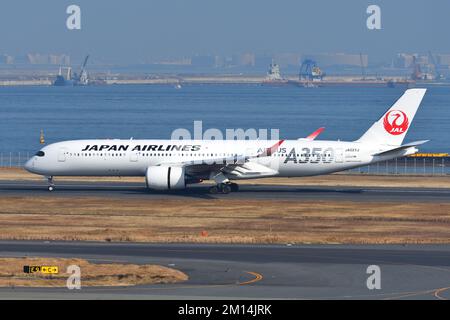 Tokyo, Japon - 12 janvier 2020: Japan Airlines (JAL) Airbus A350-900 (JA02XJ) passagers. Banque D'Images