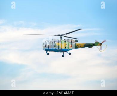 Hélicoptère léger et d'entraînement volant contre un ciel nuageux. Démonstration Airshow. Banque D'Images