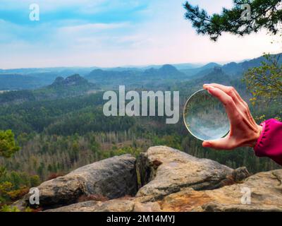 Sphère de verre en cristal prise le matin dans la célèbre vallée de Grosser Zschod, parc naturel de la Suisse saxonne en Allemagne Banque D'Images