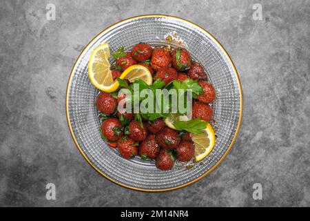 Boulettes de viande d'Alep ou boulettes de boulgour sur fond sombre. Cuisine turque saveurs hors-d'œuvre. Vue du dessus en gros plan Banque D'Images