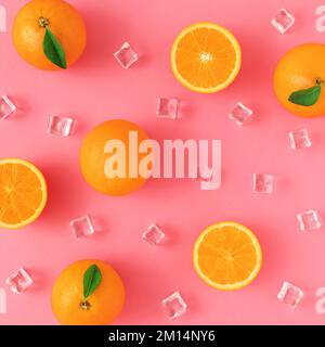 Un motif estival créatif fait d'oranges et de glaçons sur fond rose. Banque D'Images