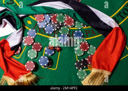 jetons de poker, drapeau emirates sur table de blackjack Banque D'Images