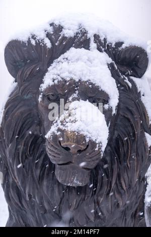 Édimbourg, Écosse, Royaume-Uni. 10th décembre 2022.malgré une chute de neige, le centre-ville d'Edimbourg n'a pas été interrompu ce matin. Une statue d'un lion recouverte de neige aux prés d'Édimbourg. Crédit: Lorenzo Dalberto/Alay Live News Banque D'Images