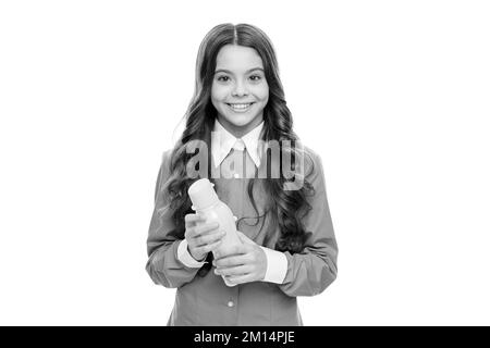 Bonne santé fille tenir bouteille en plastique pour étancher la soif isolé sur blanc, eau Banque D'Images