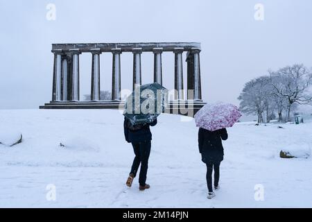 Édimbourg, Écosse, Royaume-Uni. 10th décembre 2022. Vue sur Calton Hill dans la neige. De la neige abondante est tombée à Édimbourg ce matin, alors que les conditions météorologiques arctiques du nord continuent d'affecter de grandes parties du Royaume-Uni . Iain Masterton/Alay Live News Banque D'Images