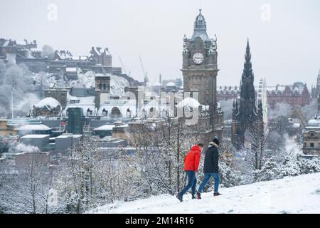 Édimbourg, Écosse, Royaume-Uni. 10th décembre 2022. Vue sur Calton Hill dans la neige. De la neige abondante est tombée à Édimbourg ce matin, alors que les conditions météorologiques arctiques du nord continuent d'affecter de grandes parties du Royaume-Uni . Iain Masterton/Alay Live News Banque D'Images