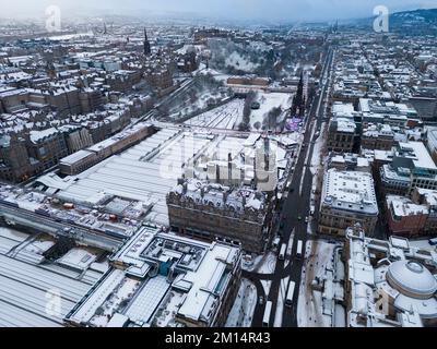 Édimbourg, Écosse, Royaume-Uni. 10th décembre 2022. Vue sur Édimbourg dans la neige. De la neige abondante est tombée à Édimbourg ce matin, alors que les conditions météorologiques arctiques du nord continuent d'affecter de grandes parties du Royaume-Uni . Iain Masterton/Alay Live News Banque D'Images