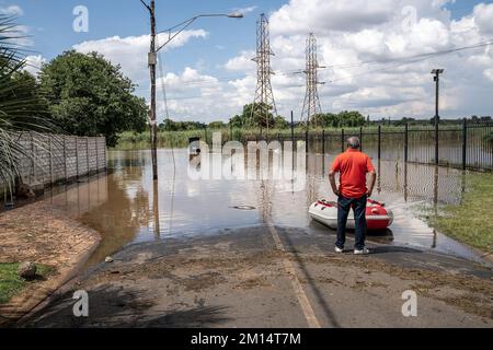 Johannesburg, Afrique du Sud. 9th décembre 2022. Un homme se tient dans une zone inondée après de fortes pluies à Johannesburg, en Afrique du Sud, le 9 décembre 2022. Credit: Shiraaz Mohamed/Xinhua/Alay Live News Banque D'Images