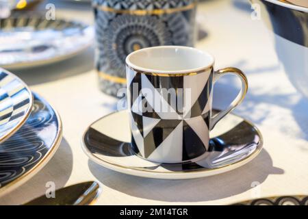 tasse espresso en céramique avec motif géométrique noir et blanc Banque D'Images