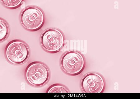 Beaucoup de canettes de bière métalliques sur fond de texture de la mode pastel turquoise et rose couleurs papier dans le concept minimal. Image tond en Viva Magenta, couleur de l'année 2023 Banque D'Images