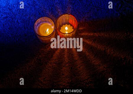 LYON, FRANCE, 9 décembre 2022 : bougies la nuit. Au cours du Festival des lumières de Lyon, de nombreuses personnes éclairent leurs fenêtres et balcons avec des bougies Banque D'Images